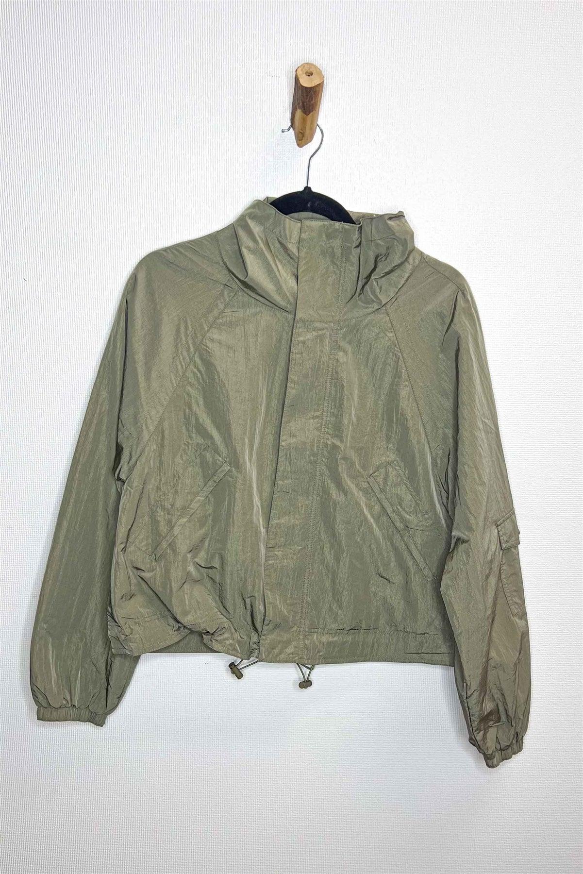 Olive Glossy Zip-Up & Button Drawstring Hem Three Pocket Coach Jacket /2-2-2